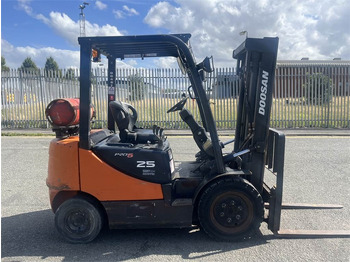 Plinski viličar Doosan G25P-5: slika 4