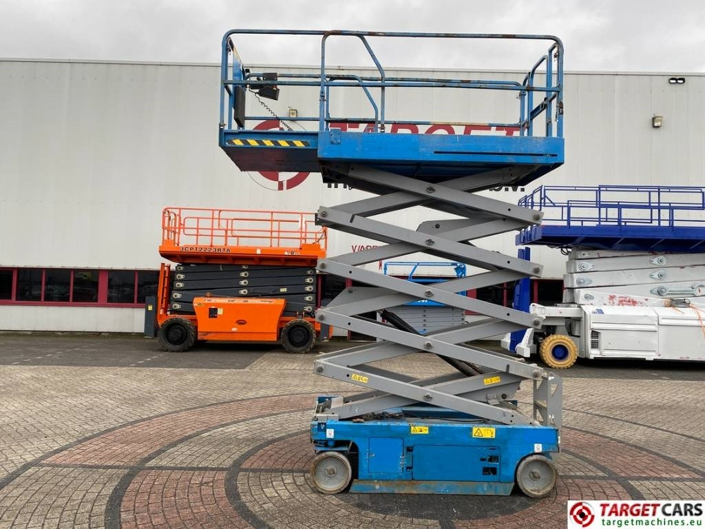 Škarjasta dvižna ploščad Genie GS-3246 Electric Scissor Work Lift 1175cm: slika 6