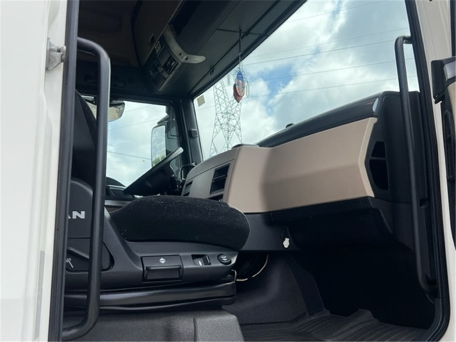 Interior photo 2: Vlačilec MAN TGX 18.460 Interior photo 2: Vlačilec MAN TGX 18.460