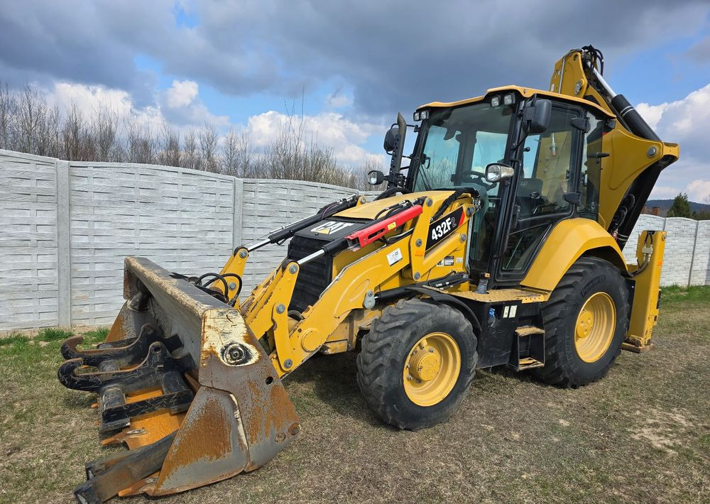 Bager nakladalec Caterpillar: slika 1