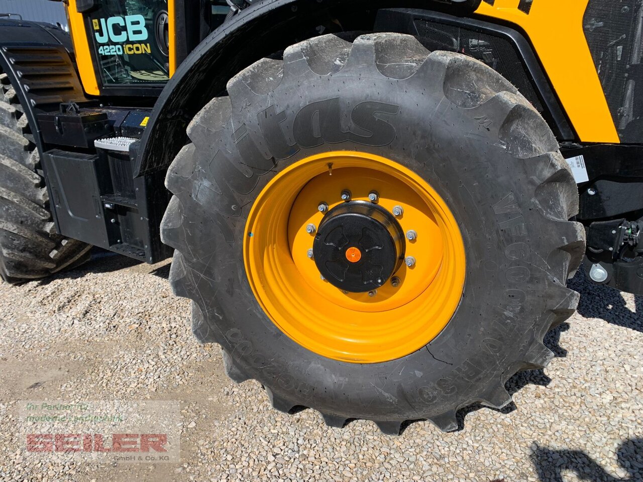 Nov Traktor JCB Fastrac 4220 ICON + Frontlader Q7S: slika 9